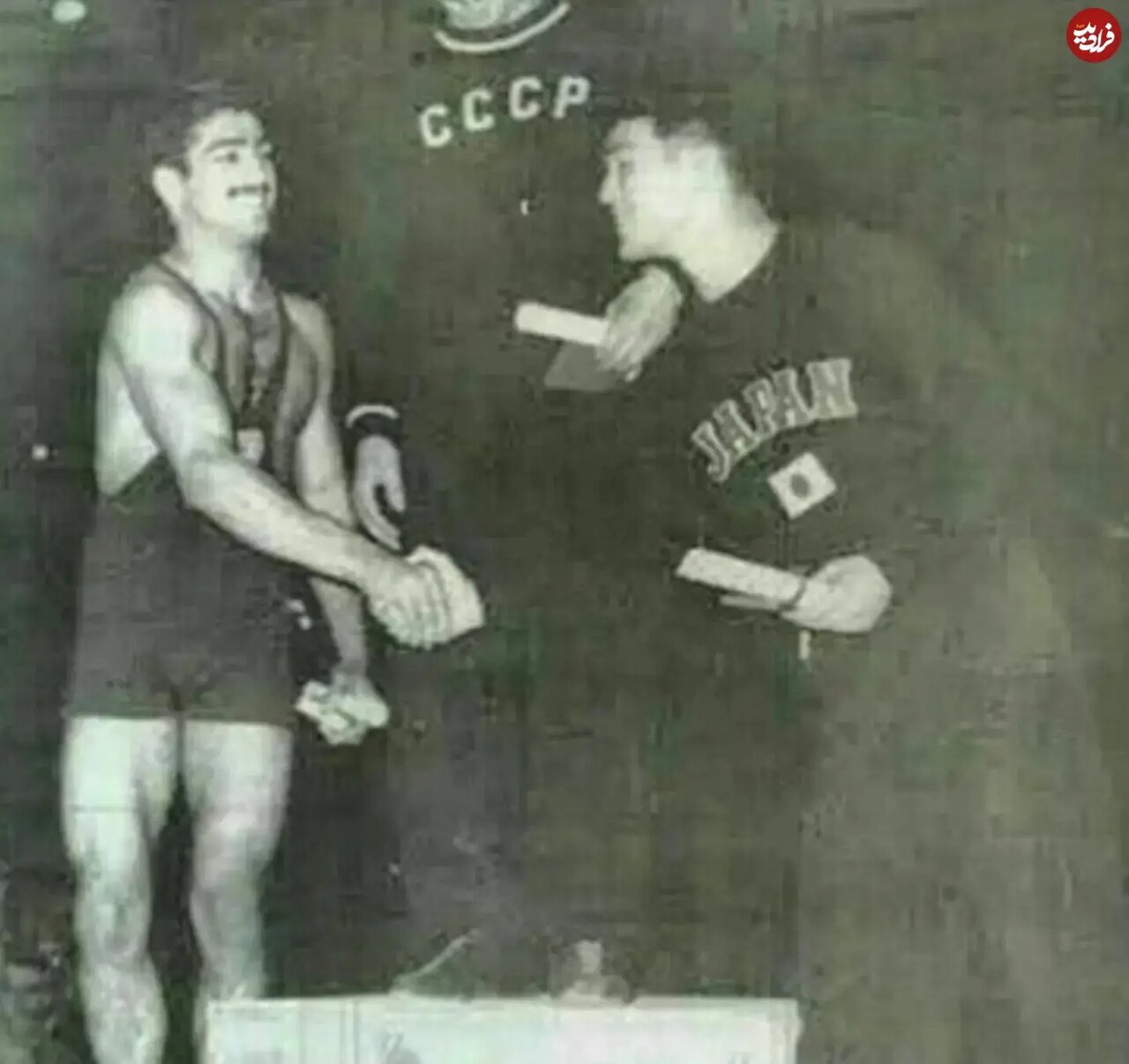 فردین روی سکوی دوم مسابقات جهانی کشتی ژاپن؛ سال ۱۳۳۳ / عکس