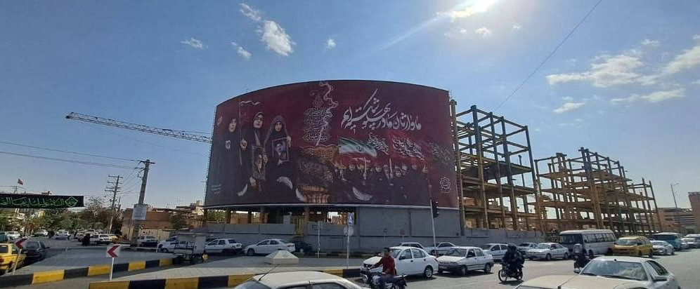اعتراض خبرگزاری جماران به بیلبوردهای شهر قم و عکس کوچک از امام/ «مگر نه اینکه این انقلاب بینام خمینی در هیچ جای جهان شناخته شده نیست»+ عکس