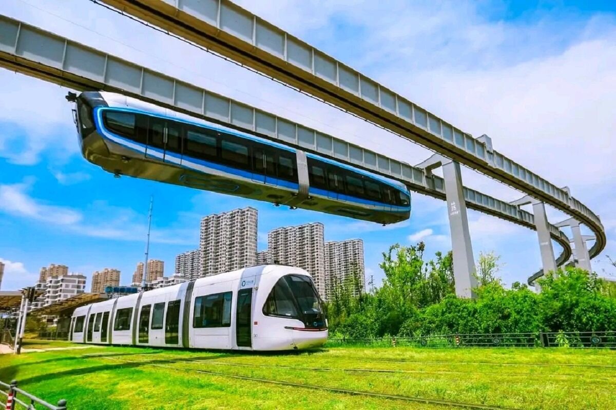 برخورد مونوریل با بازوی جرثقیل در سائوپائولو؛ سقوط آوار روی خودروها + فیلم