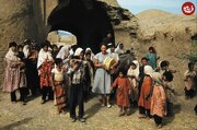 زن سوییسی با سبد حصیری در یکی ازروستاهای ایران؛ سال ۵۵ / عکس