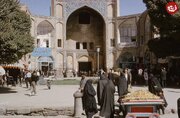ورودی بازار قیصریه اصفهان در دهه ۱۳۴۰ / عکس