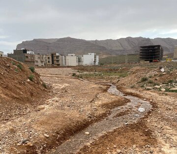 اعتراض به نازیبایی خاکریز گلستان شمالی شیراز/پاسخ شهرداری:طرح جامع ساماندهی در راه است