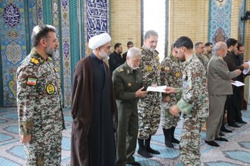 اعطای عطیه آیت الله سیدمجتبی خامنه ای، فرماندهی کل قوا به دانشآموختگان دانشگاه افسری پدافند هوایی خاتمالانبیاء