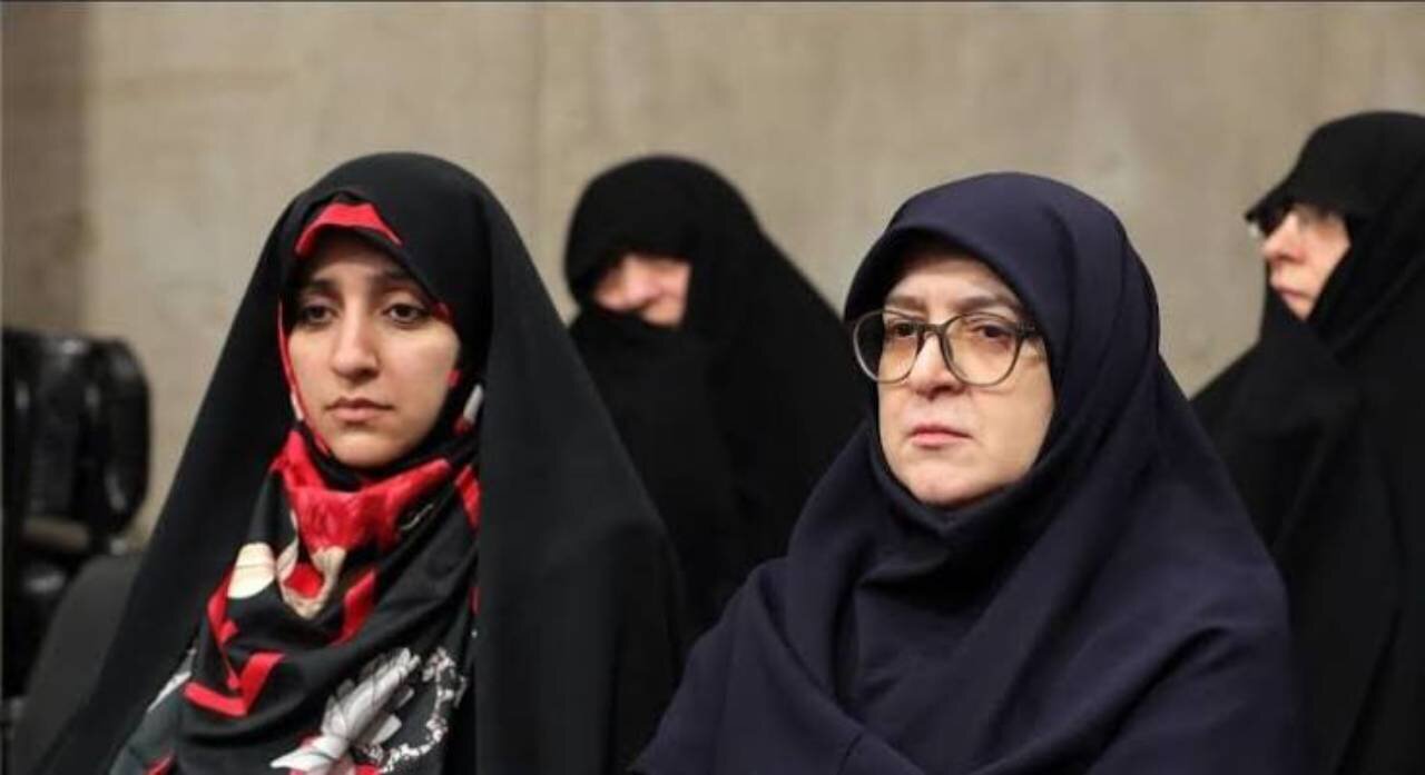 حضور فاطمه مهاجرانی و زهرا بهروزآذر در ورزشگاه شهر قدس برای تماشای شهرآورد تیمهای فوتبال زنان + فیلم
