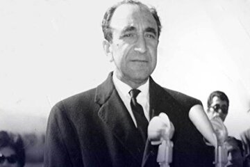 یادداشت‌های علم ۷ آبان ۱۳۵۱: به شاه گفتم رسم عجیبی است، هرکس می‌خواهد خود را در دل عامه جا کند، از ما دوری می‌کند