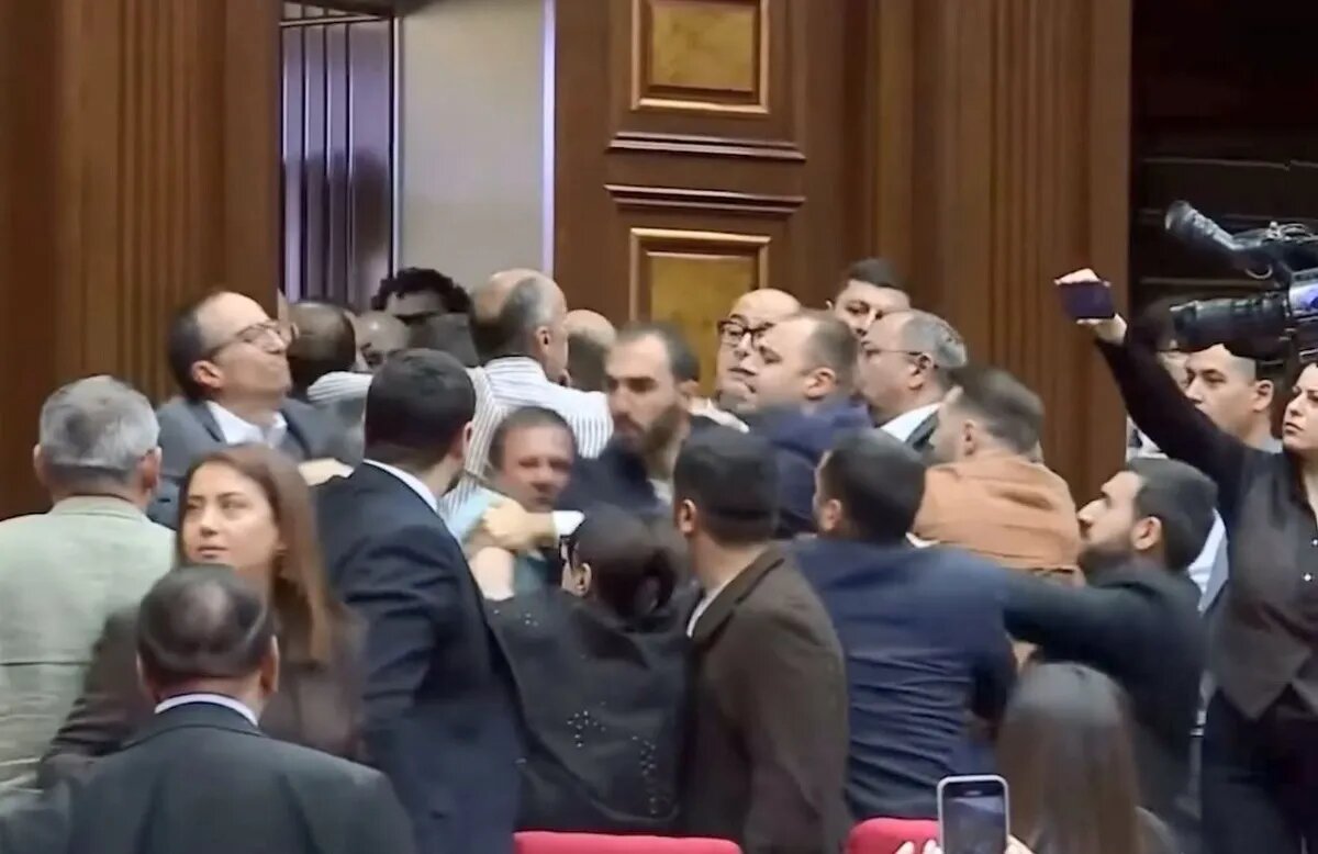 دعوای خانوادگی در پارلمان ارمنستان + فیلم