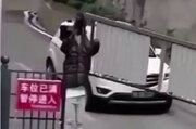 ببینید | بی‌دقتی دختر جوان در چین؛ از دست دادن عجیب کاپشن وسط هوای سرد!