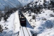 ببینید | توقف قطار تهران - شیراز به دلیل بارش برف سنگین روی ریل