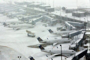 ببینید | زمین‌گیر شدن هواپیماهای فرودگاه مشهد در برف و یخبندان