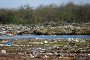 ببینید | تبدیل رودخانه معروف به زباله‌دانی شناور