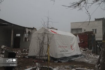 تصاویر | وضعیت سخت زلزله زدگان خوی در سرمایِ صبحِ بعد از زلزله