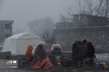 تصاویر | وضعیت سخت زلزله زدگان خوی در سرمایِ صبحِ بعد از زلزله