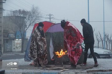 تصاویر | وضعیت سخت زلزله زدگان خوی در سرمایِ صبحِ بعد از زلزله