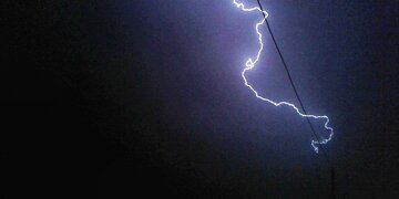 تصاویری از رعد و برق‌‌های شدید در آسمان اهواز