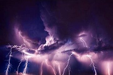 تصاویر | تصاویری شگفت‌انگیز از رعد و برق‌ در آسمان اهواز