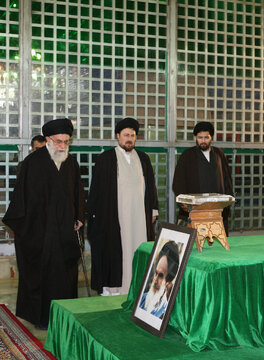 حضور رهبر انقلاب در مرقد امام خمینی (ره)