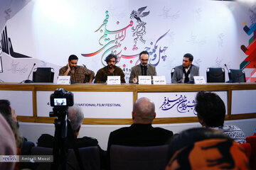  مخاطبان جشنواره از ترکیب پژمان جمشیدی،وحید رهبانی،شاکردوست و سحر دولتشاهی استقبال کردند