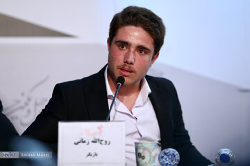 نشست و فتوکال فیلم در آغوش درخت