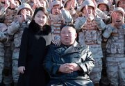 ببینید | لحظات خاص پدر و دختری رهبر کره‌شمالی در رژه نظامی