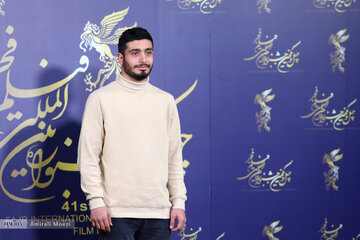 نشست و فتوکال فیلم غریب