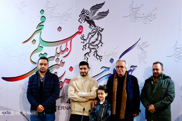 نشست و فتوکال فیلم غریب