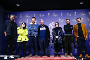 نشست و فتوکال فیلم غریب