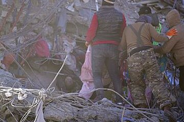 عکس| تصویری غم‌انگیز از نوزادی که بعد از 128 ساعت زنده از زیرآوار نجات پیدا کرد