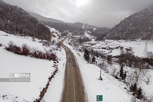 بارش برف در بخش های جنوبی ساری و ارتفاعات این شهرستان سبب خوشحالی مردم و کشاورزان و زیبا شدن جاده ها شد.
