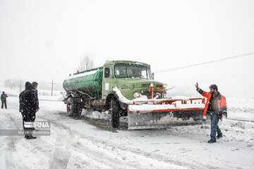 تصاویر | وضعیت قرمز در چهارمین روز از بارش برف در کوهرنگ