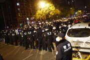 ببینید | اقدام جالب پلیس چین برای مقابله با تظاهرات