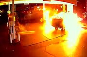 ببینید | بیخیالی عجیب یک راننده بعد از آتش گرفتن ماشینش در پمپ بنزین
