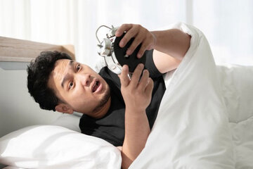 اینفوگرافیک | چرا صبح‌ها خواب می‌مانیم؟