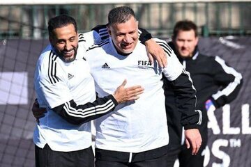 تصاویر | فوتبال بازی کردن علی دایی با اسطوره های جهان زیر برج ایفل