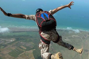 عکس | چترباز فرانسوی پس از پریدن از هواپیمای ترابری A۴۰۰M در حین مانور نظامی