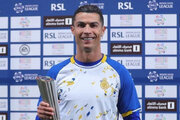 ببینید | رونالدو جایزه بهترین بازیکن ماه لیگ عربستان را دریافت کرد