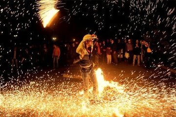 خطرات ترقهها تا چه حد است؟/ آسیبهای اکلیل سرنج، نارنجک دستساز و بمبهای دودزا/ اگر لباستان آتش گرفت... خطرات ترقهها تا چه حد است؟/ آسیبهای اکلیل سرنج، نارنجک دستساز و بمبهای دودزا/ اگر لباستان آتش گرفت...