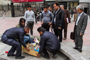 ببینید | تصاویری تامل‌برانگیز از اقدام جنجالی شهرداری قلعه‌حسنخان علیه دست‌فروشان در آستانه نوروز: پاشیدن آب!