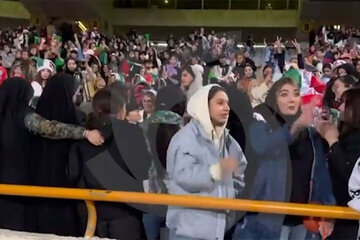 عکس | تصویری از حضور هواداران زن پرسپولیس و استقلال در وزرشگاه آزادی