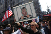 ببینید | آدمک زندانی ترامپ در تجمع مخالفان وی در مقابل دادگاه جنایی منهتن