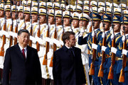 ببینید | اقدام جنجالی مکرون در چین موقع دیدار دیپلماتیک