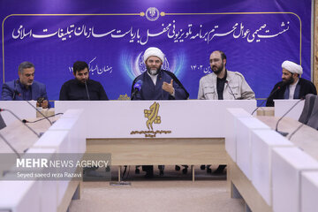 تصاویر | استایل جالب علی فروغی در مراسم تجلیل از یک برنامه شبکه سوم سیما