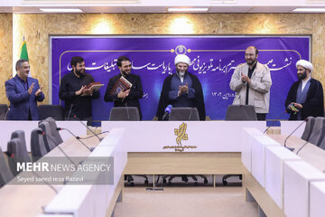تصاویر | استایل جالب علی فروغی در مراسم تجلیل از یک برنامه شبکه سوم سیما