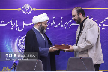 تصاویر | استایل جالب علی فروغی در مراسم تجلیل از یک برنامه شبکه سوم سیما