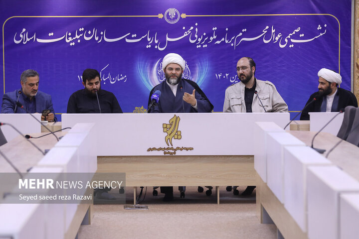 تصاویر | استایل جالب علی فروغی در مراسم تجلیل از یک برنامه شبکه سوم سیما