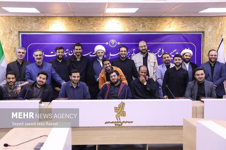 تصاویر | استایل جالب علی فروغی در مراسم تجلیل از یک برنامه شبکه سوم سیما