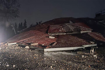 تصاویر | مشهدی‌ها از ترس زلزله به خیابان ریختند؛ پناه گرفتن زنان روی پله‌ها