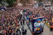 ببینید | استقبال فوق العاده هواداران آبی اناری‌ها در جشن قهرمانی بارسلونا!