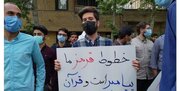 ببینید | تصاویر جدید از اقامه نماز تحصن‌کنندگان مقابل سفارت سوئد در تهران