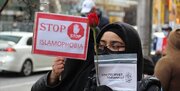 ببینید | درگیری دختر عرب مقابل سفارت عراق در دانمارک با هتاک به قرآن