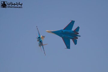 هنرنمایی جنگنده ‎های su-35S تیم «شوالیه‎ های روسی»